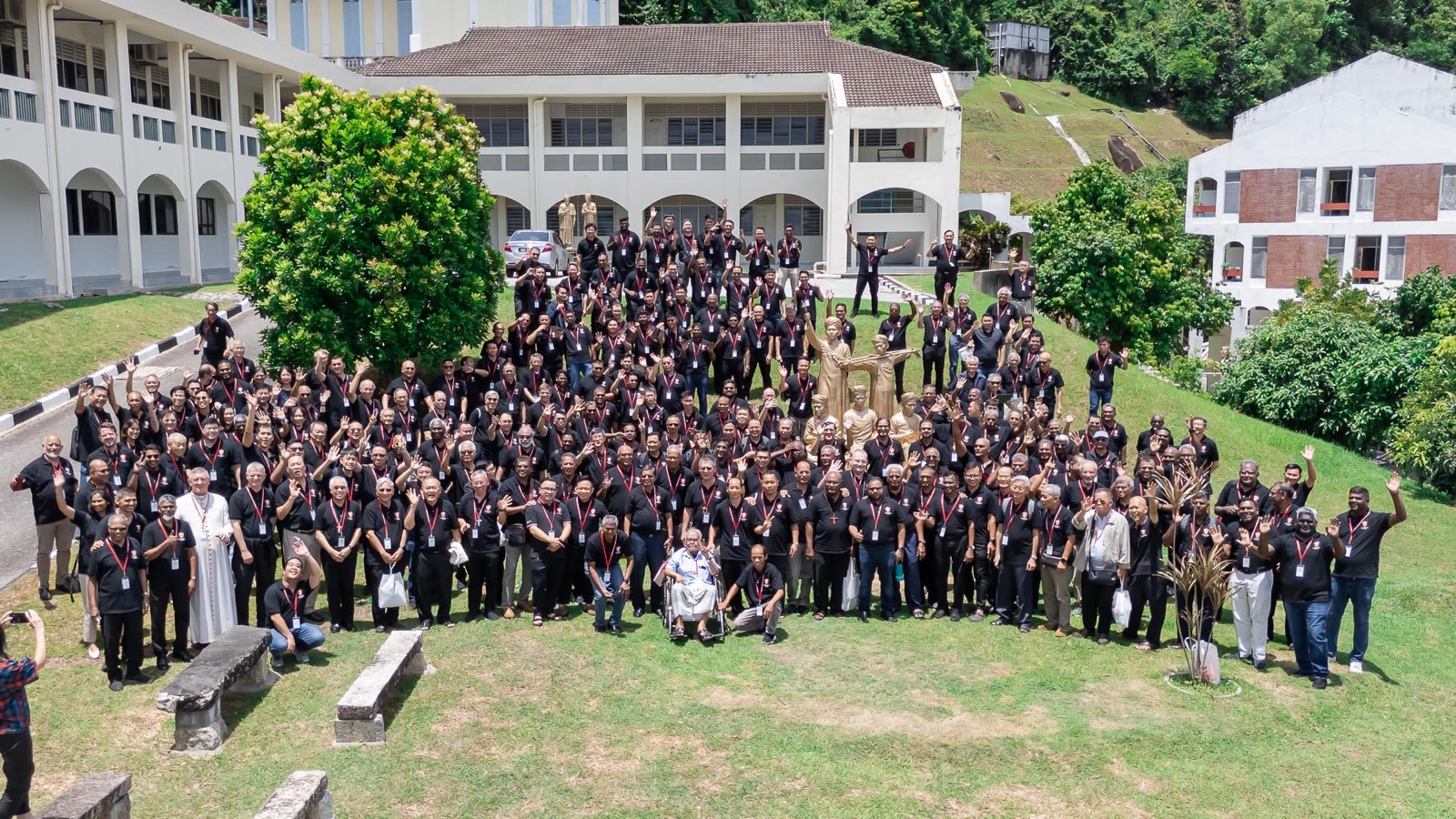 The great group photograph of alumni and clergy gathered on the seminary lawn