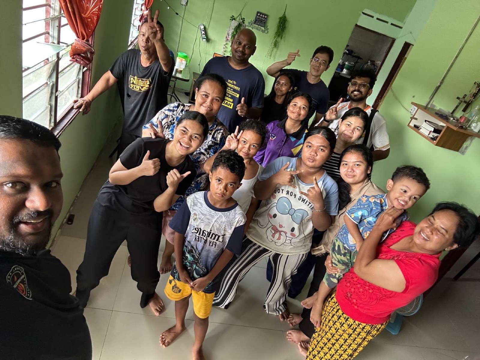 A joyful visit with children in the neighbourhood